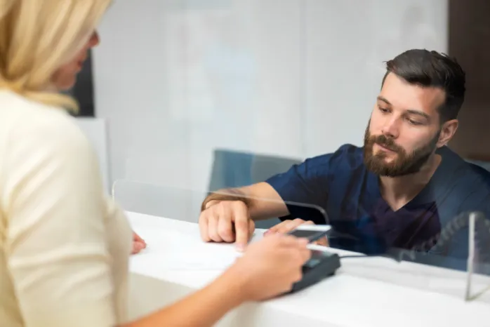 Készpénzbefizetés bankfiókban és ATM-en – hol és hogyan éri meg a legjobban? készpénz befizetés