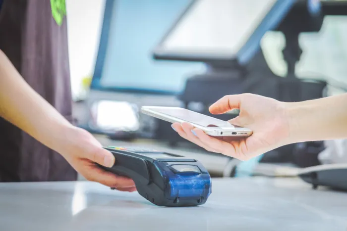 Egyre többször hagyjuk pihenni a bankkártyákat mobilfizetés kasszánál illusztráció magnific