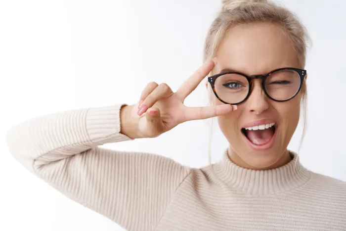 Így nyerhetsz a látás hónapjában: az optikák októberi akcióihoz az egészségpénztárból is hozzátehetsz Mosolygó szemüveges nő